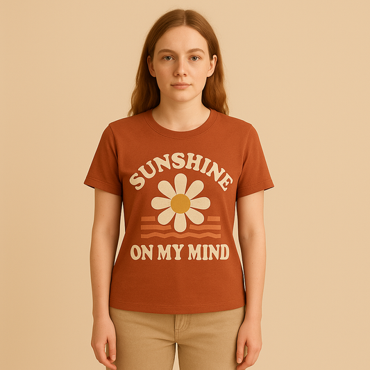 Saviarosa | Women – Graphic T-Shirt – Sunshine Print – Retro Vibes